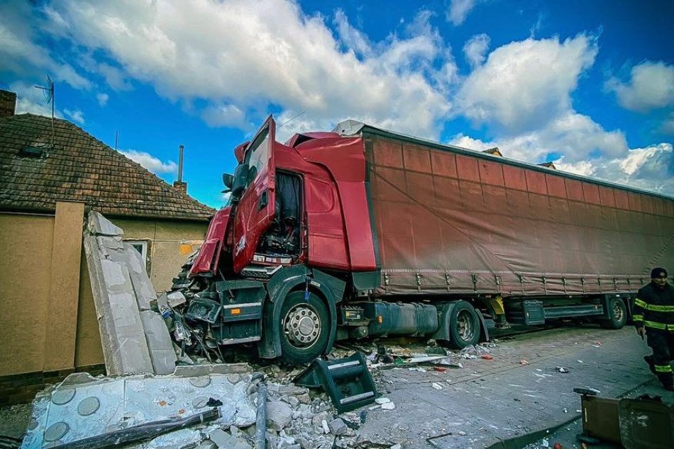 Nákladné auto minulo zastávku a narazilo do skladu