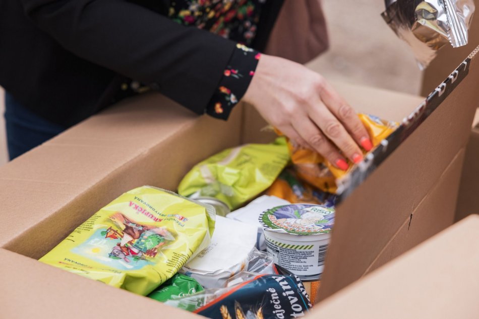 Trnavská arcidiecézna charita rozváža balíky potravinovej pomoci