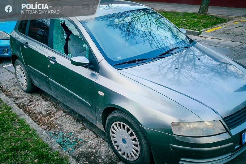 Muž vykrádal autá pomocou praku