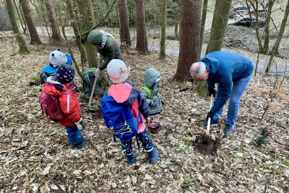 V OBRAZOCH: Primátor Nosko a škôlkari sadili stromčeky