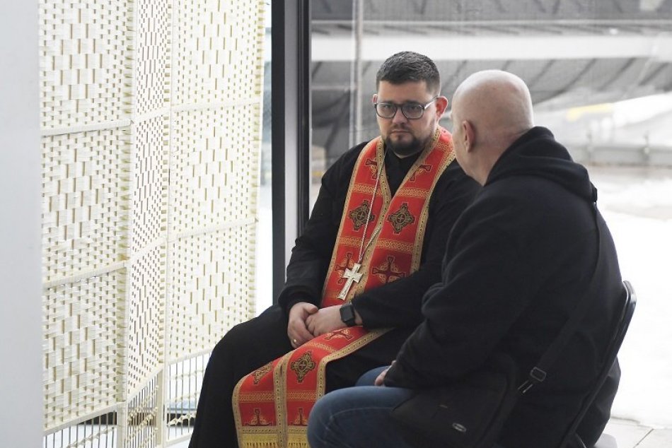 Kňazi ponúkajú svätú spoveď aj na košickej železničnej stanici