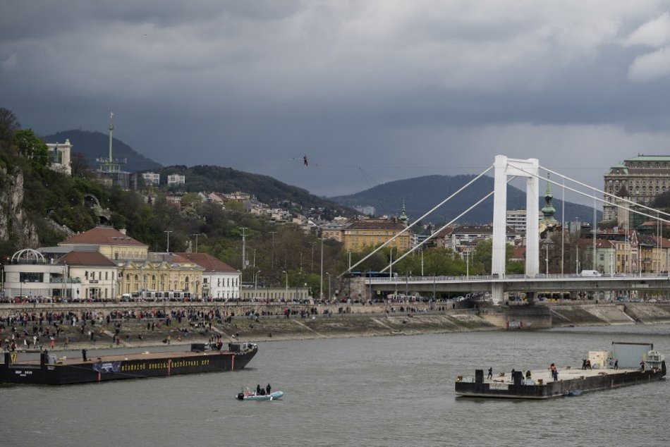 Dychberúci REKORD: 63-ročný akrobat prešiel po lane cez dva brehy Dunaja, FOTO