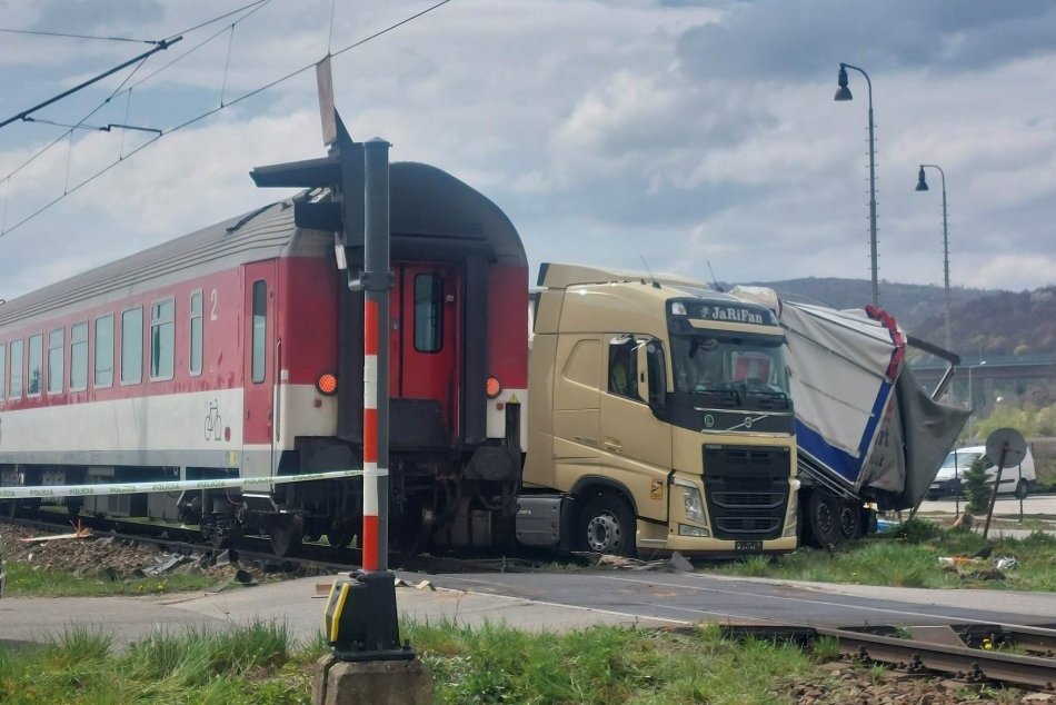 FOTO z miesta: Pri Prešove sa zrazil vlak s kamiónom