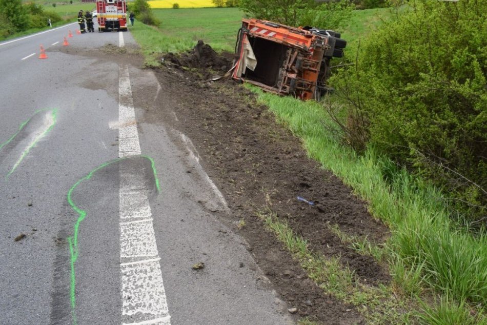 V OBRAZOCH: Nehoda smetiarskeho vozidla v Lučenci