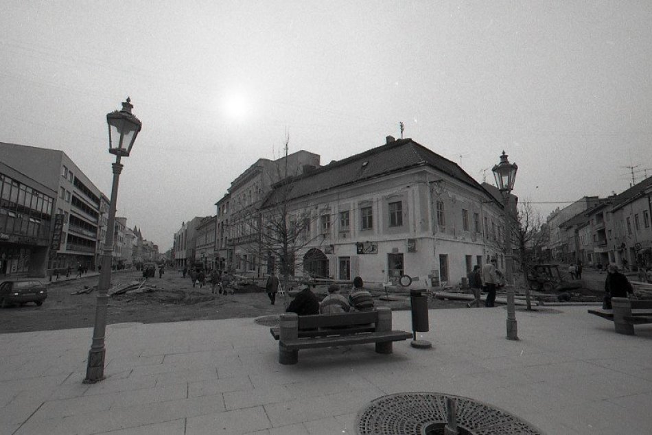 Nitrianska pešia zóna a Kupecká ulica počas rekonštrukcie v roku 1995
