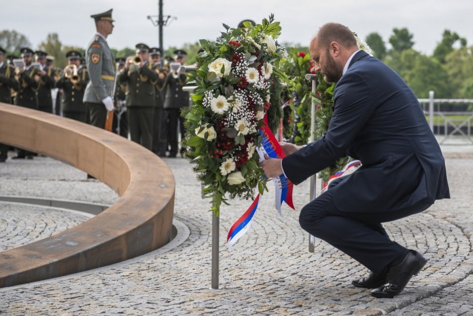 Kladenie vencov k Hrobu neznámeho vojaka na Rázusovom nábreží v Bratislave