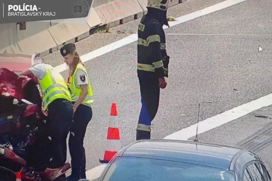 Zrážka štyroch áut na diaľnici D1 pri letisku v Bratislave
