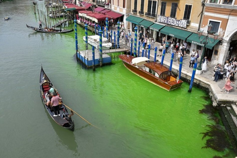 Zelená voda v kanáli v Benátkach