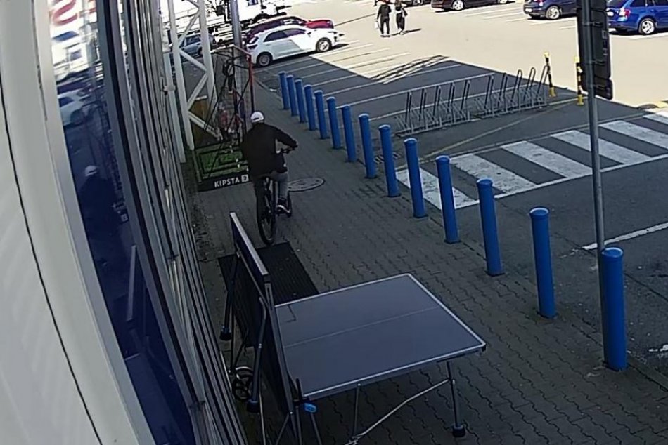 Objektívom: Muž na záberoch podľa polície odcudzil drahý bicykel