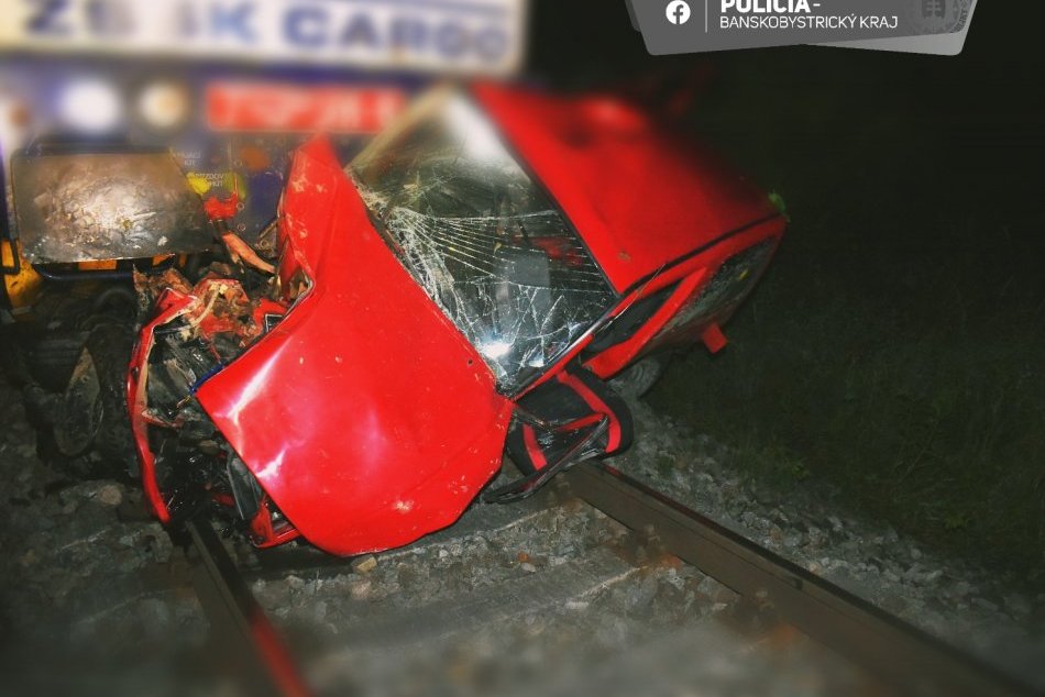 V OBRAZOCH: Do auta odparkovaného na železničnom priecestí vrazil vlak