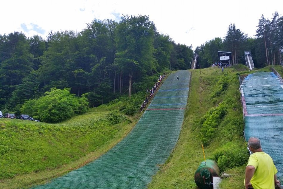 V OBRAZOCH: V Bystrici si zmerali sily mladí skokani na lyžiach
