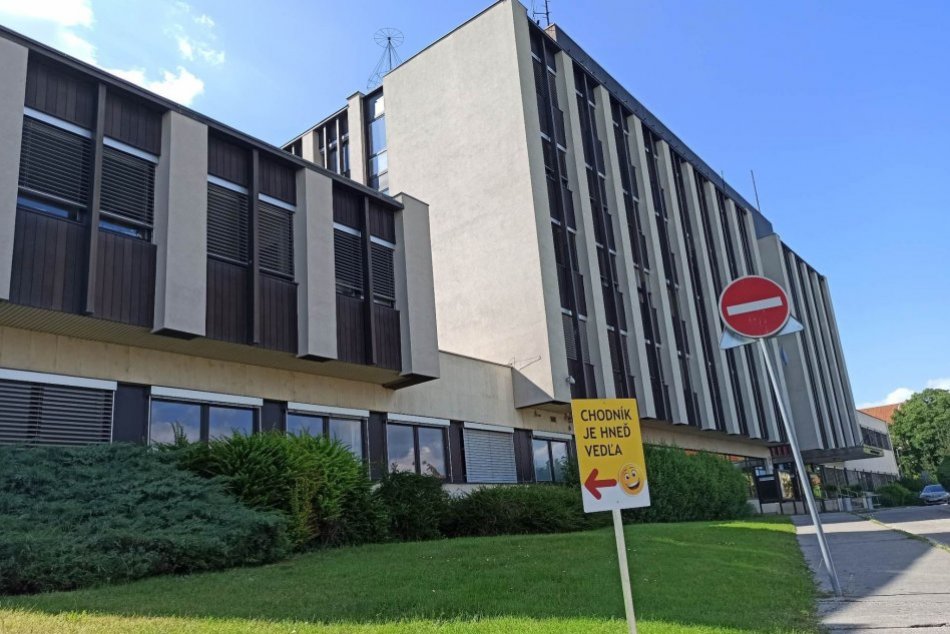 Tabuľky pred Mestským úradom v Nitre