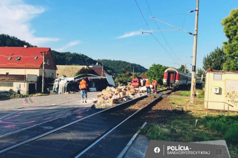 V OBRAZOCH: Zrážka kamiónu s osobným vlakom