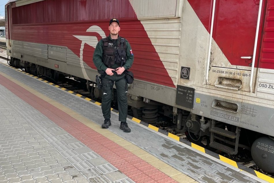 Policajt zachránil človeka pred prichádzajúcim vlakom