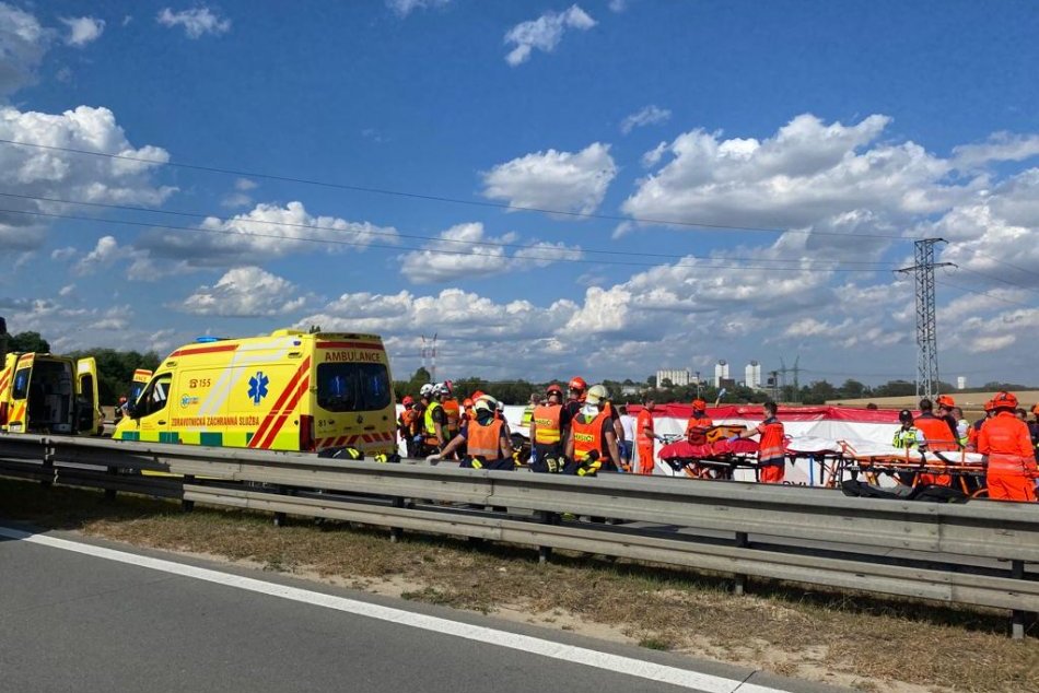 Na diaľnici D2 pri Brne sa zrazili dva autobusy