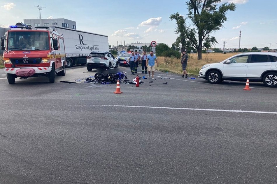 Tragická nehoda na južnom Slovensku: Motorkár po zrážke s autom zomrel
