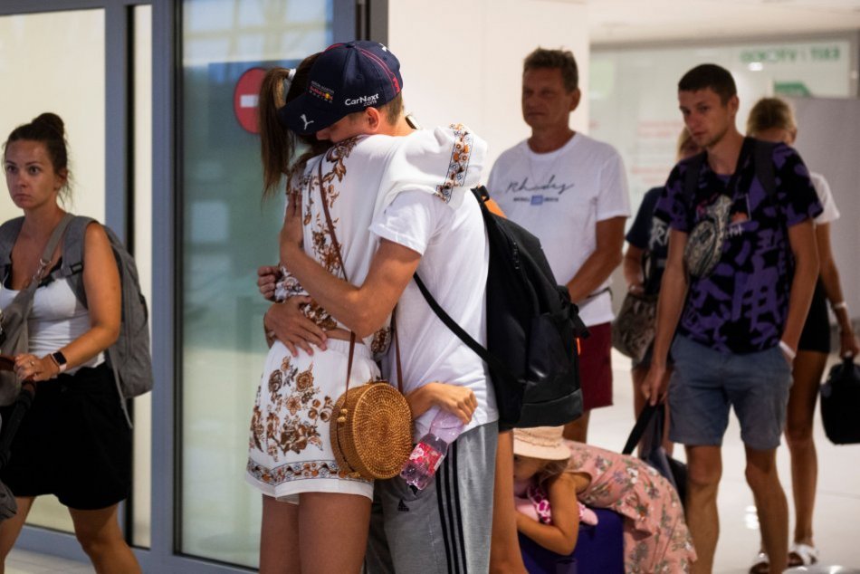 Prví evakuovaní Slováci z Rodosu pristáli doma