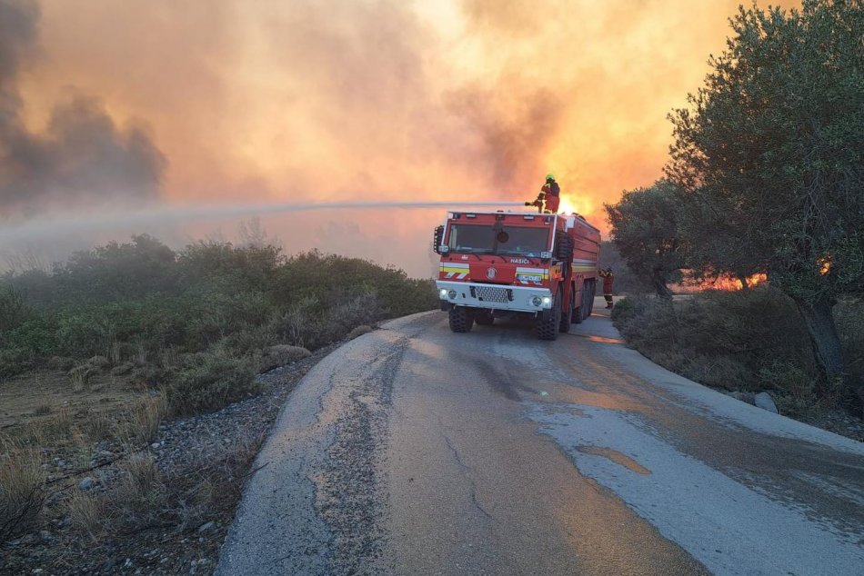 Slovenskí hasiči zasahujú pri požiaroch na Rodose