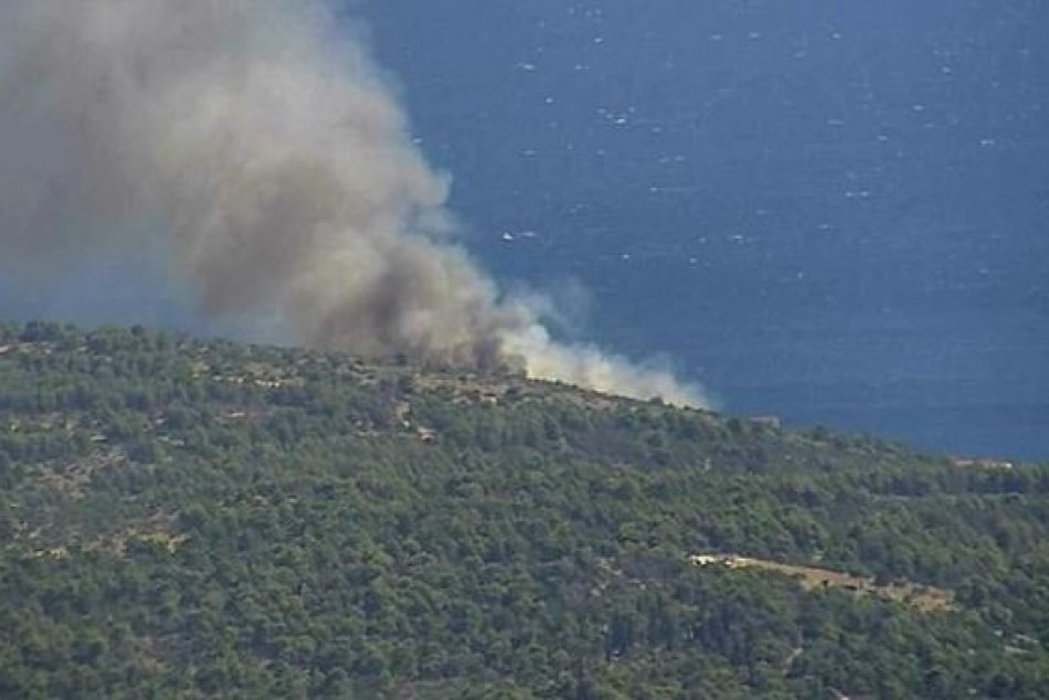 Veľký požiar na chorvátskom ostrove