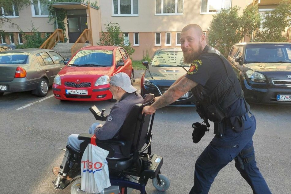 V OBRAZOCH: Mestskí policajti pomohli mužovi v núdzi
