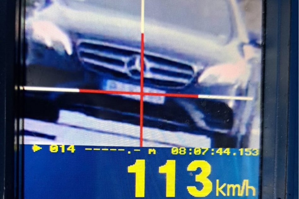 Vodič Mercedesu prechádzal obcou rýchlosťou 113 km/h