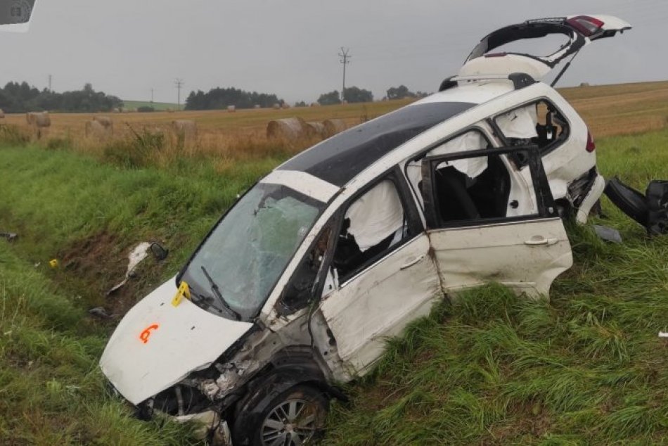Dopravná nehoda troch vozidiel si vyžiadala ľudský život