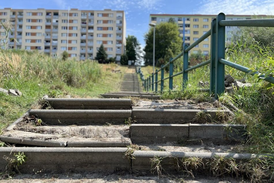 V OBRAZOCH: Mesto opravuje schodisko v Sásovej