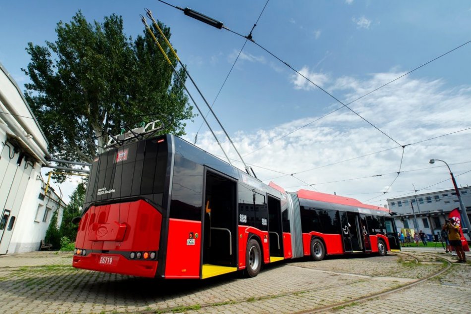 Po uliciach Bratislavy sa premáva takmer 25-metrový trolejbus