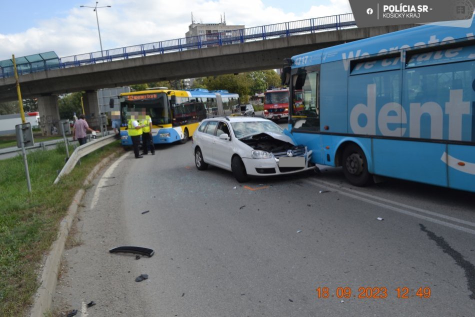 Dopravná nehoda auta a autobusu MHD v Košiciach