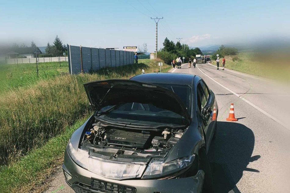 V OBRAZOCH: Nehoda áut pri Lučenci