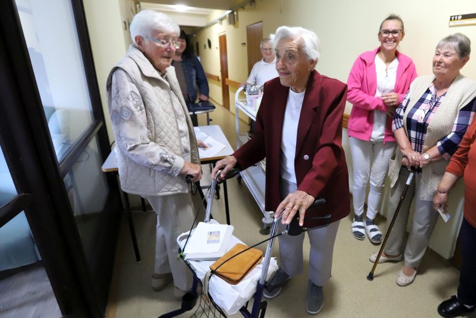 V OBRAZOCH: 102-ročná Mária Longauerová odvolila v Bystrici