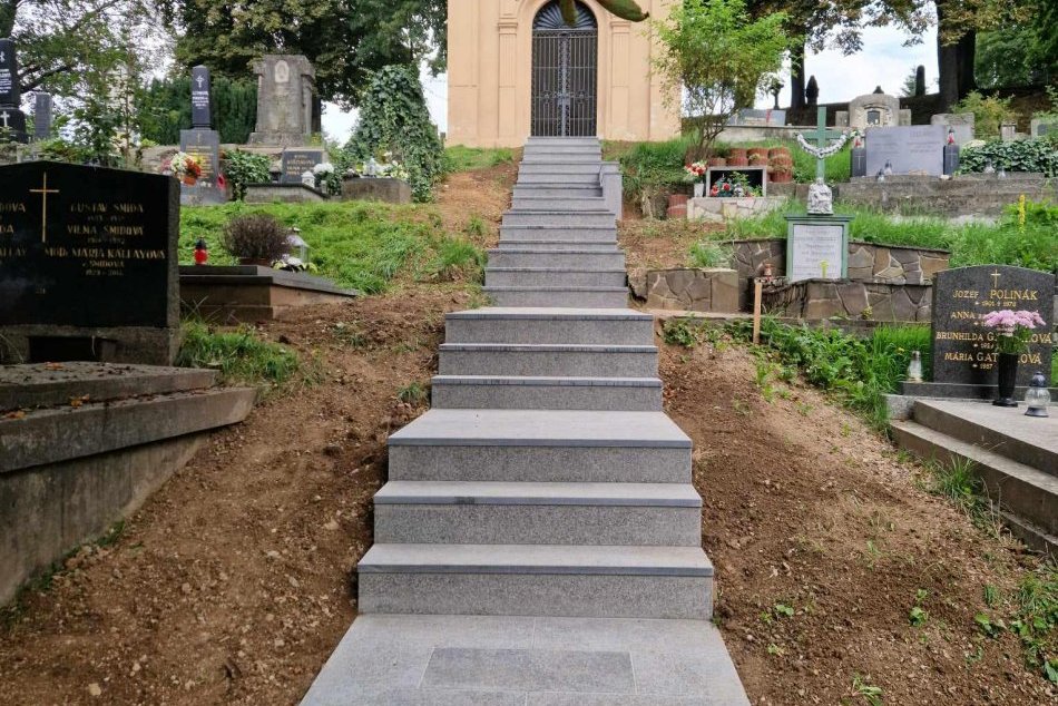 V OBRAZOCH: Rímskokatolícky cintorín s novým schodiskom