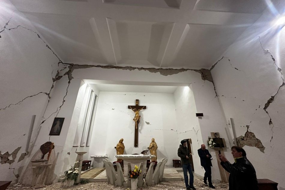Zemetrasením poškodené kostoly zbúrajú