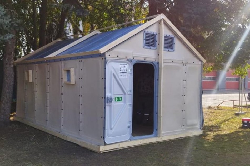 V Nových Zámkoch postavili núdzový domček pre migrantov