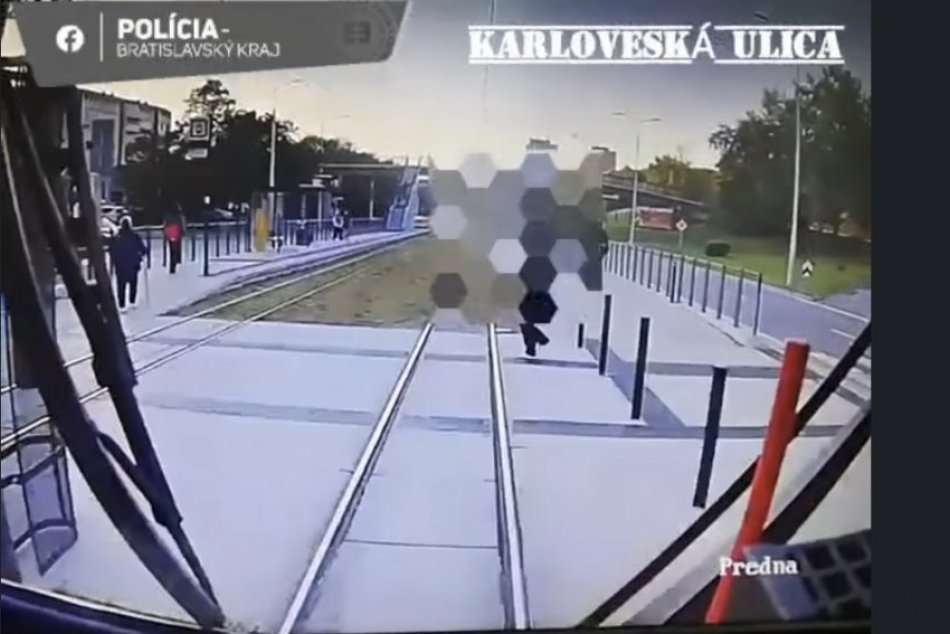 Videá z Bratislavy zachytávajú električky a nepozornosť chodcov