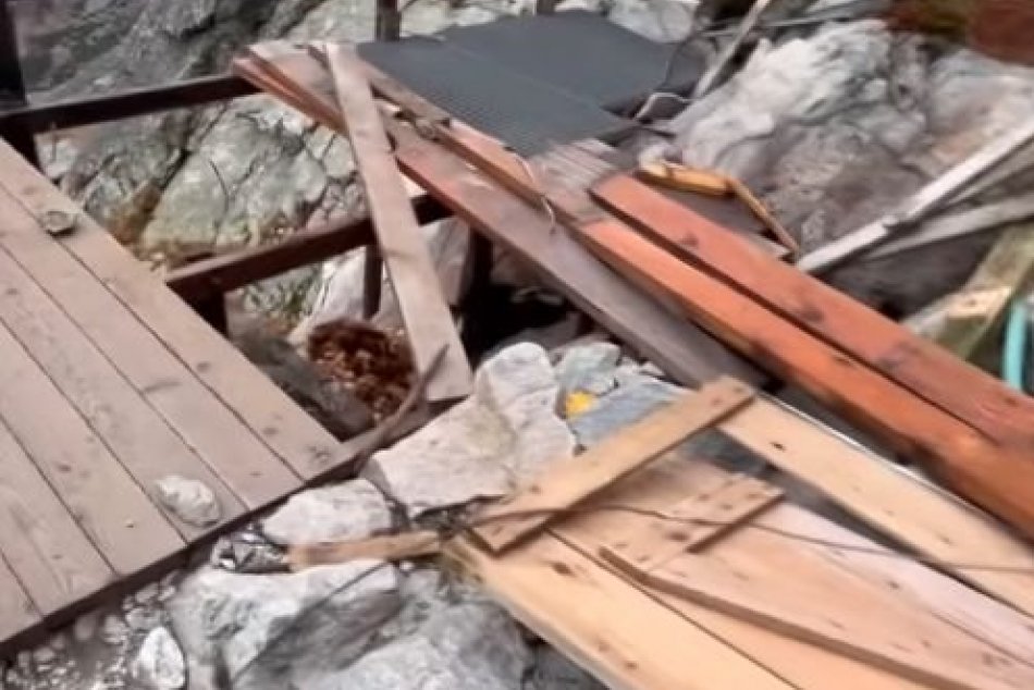 Najvyššie položená latrína na Slovensku je zničená