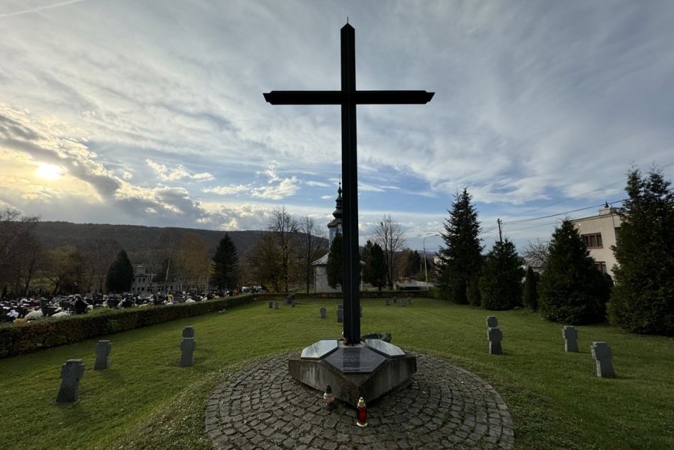 Objektívom: Ľudia chodia počas Dušičiek aj na vojnové cintoríny