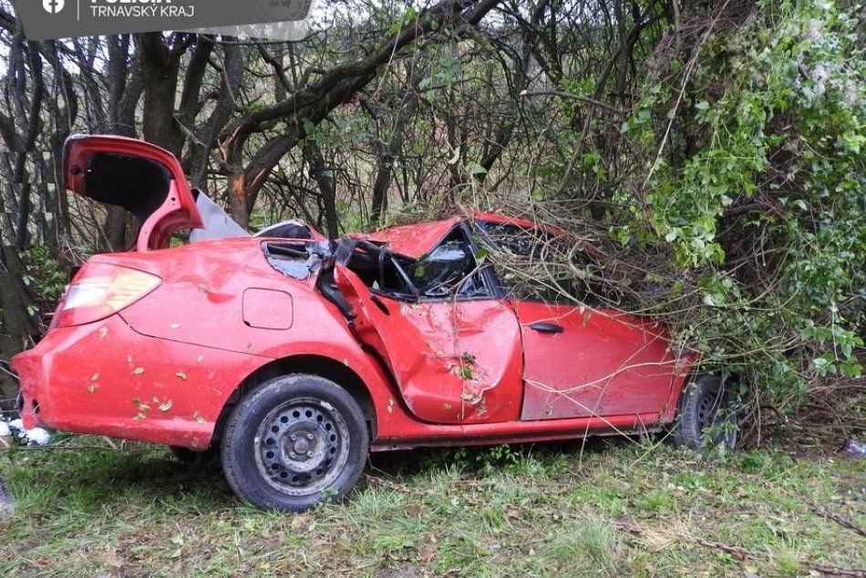 Hrozivá nehoda za Bolerázom: Posádka vyšla zo zdemolovaného auta po vlastných