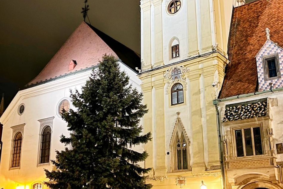 Bratislava je prvým mestom, ktoré už má vianočný stromček