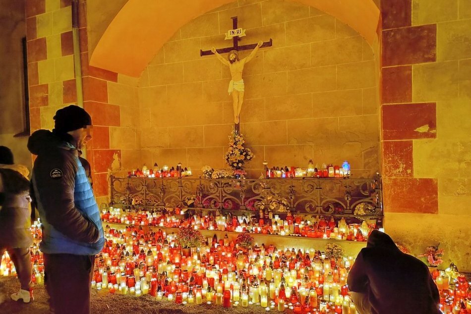V OBRAZOCH: Počas Dušičiek rozžiarili bystrické cintoríny tisíce sviečok