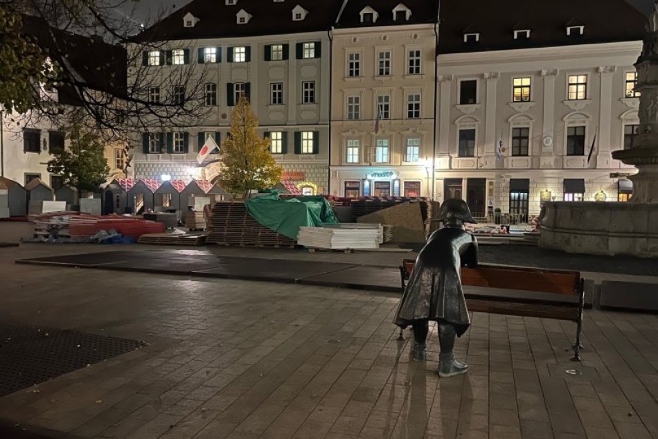 Na Hlavnom námestí v Bratislave sú už vianočné stánky
