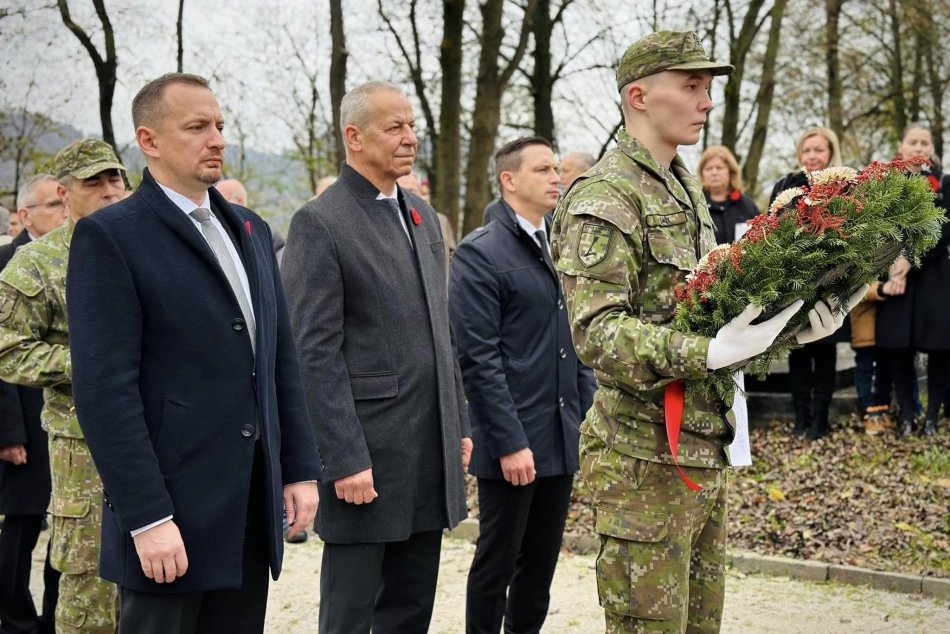 V OBRAZOCH: Bystričania si uctili Deň vojnových veteránov