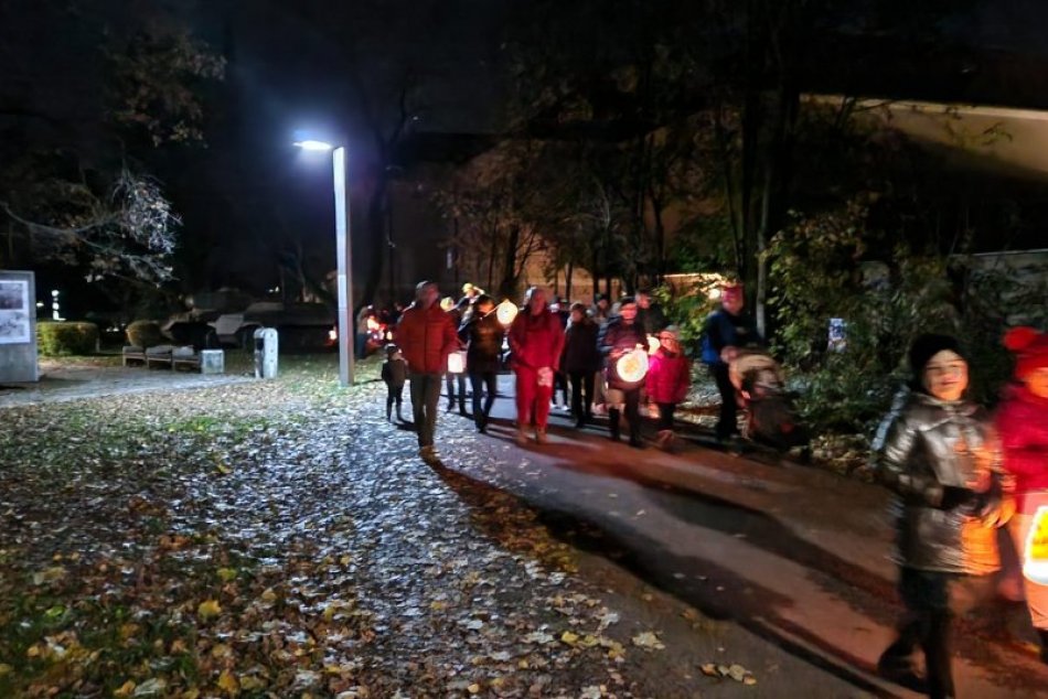 V OBRAZOCH: Do úchvatného lampiónového sprievodu sa zapojilo asi tisíc ľudí
