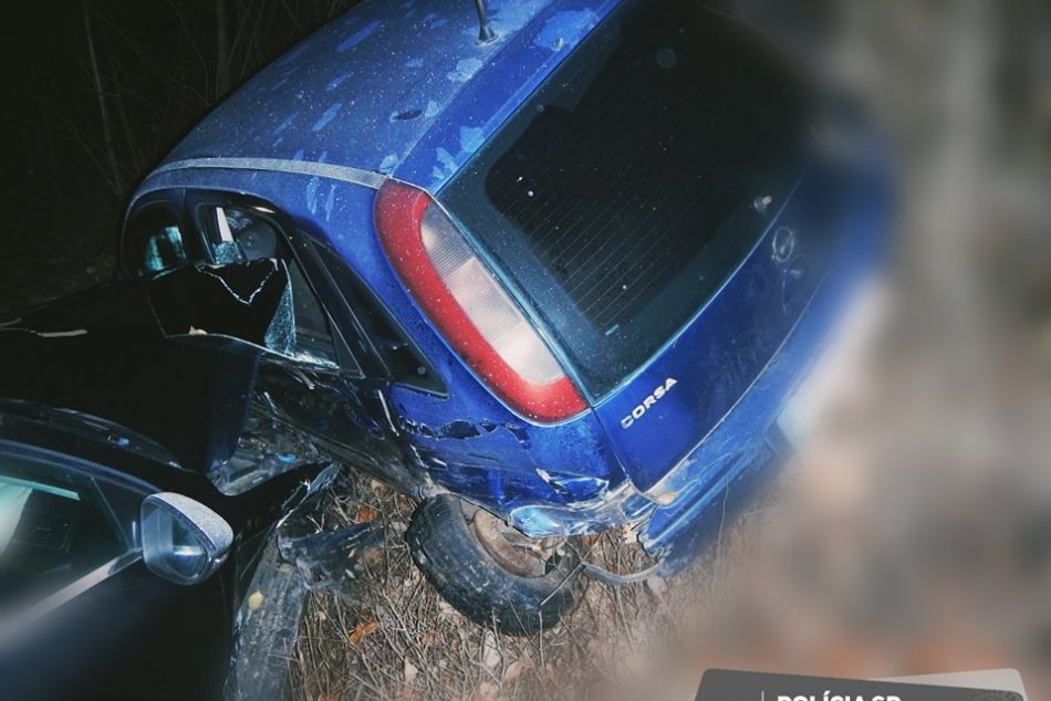 V OBRAZOCH: Opitý mladík narazil do zaparkovaného auta