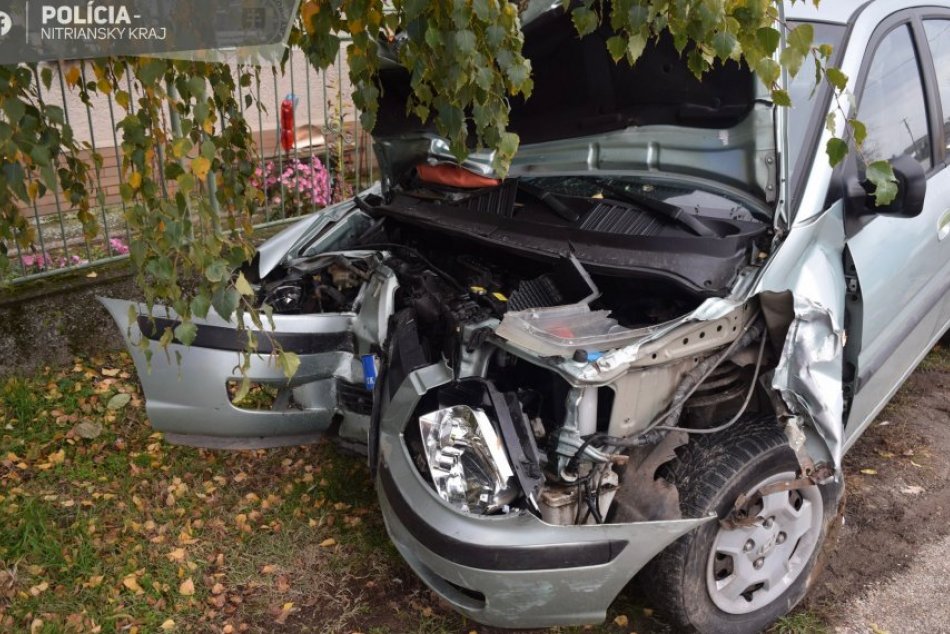 Auto dostalo šmyk a nabúralo do brány: Za volantom sedelo 15-ročné dievča!