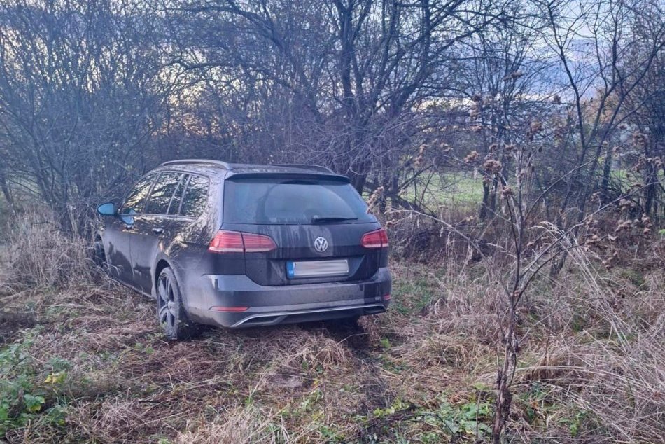 Bláznivá jazda mladého vodiča v Nitre: Prerazil železné rampy a VYSKOČIL z auta!