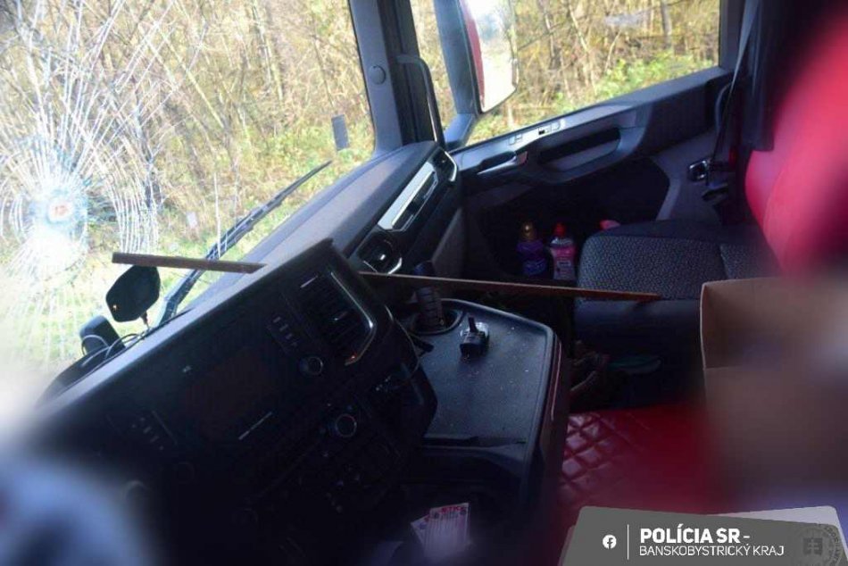 V OBRAZOCH: Čelné sklo kamióna prerazila kovová tyč