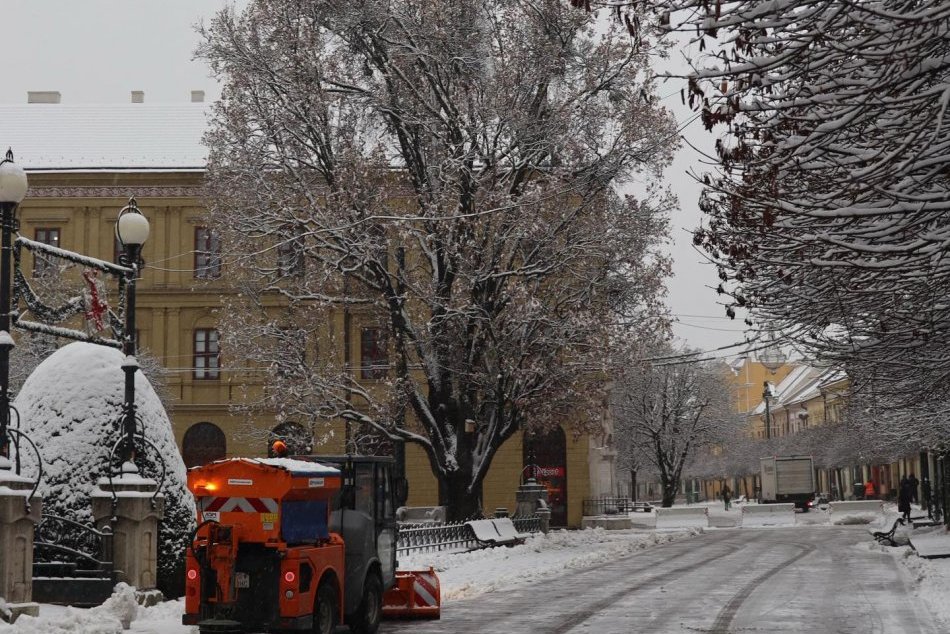 Objektívom: Cestári v Prešove vyrazili do terénu, začalo výraznejšie snežiť