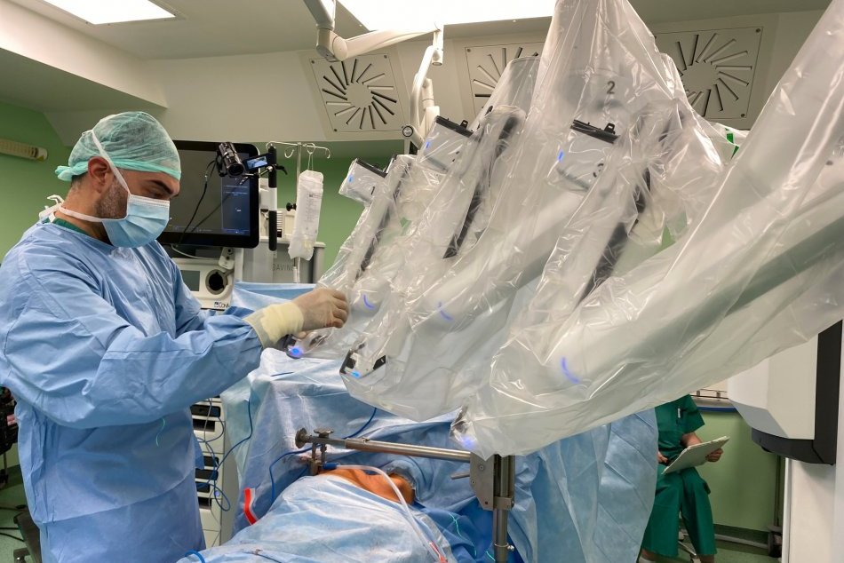 V OBRAZOCH: Bystrická nemocnica urobila prvú robotickú operáciu štítnej žľazy