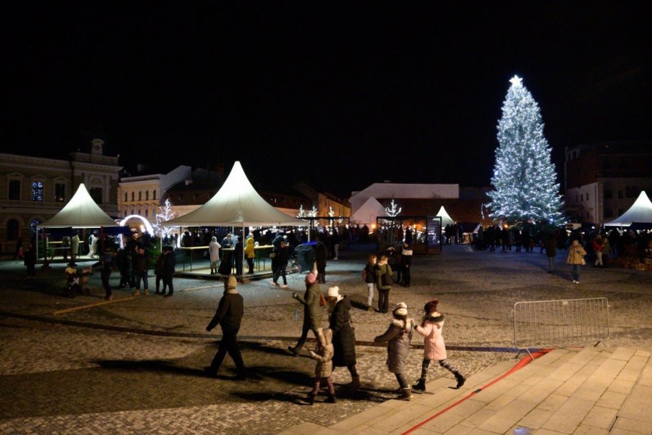 Nitra oficiálne otvorila vianočné TRHY: Stromček rozsvietil Mikuláš, FOTO